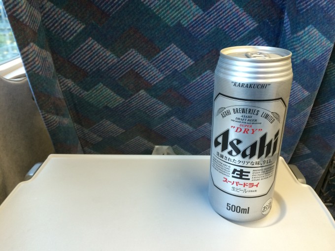 新幹線でビールで祝杯